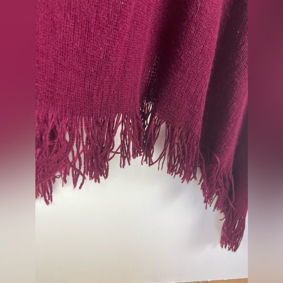 Red fringe shawl cape poncho - Picture 5 of 9